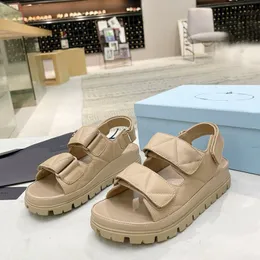 Sandálias de verão Salto plataforma aberto dedo do pé designer de luxo feminino Sola de borracha Moda casual Sapatos de areia calçados de fábrica