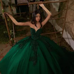 2023 절묘한 짙은 녹색 Quinceanera 드레스 섹시한 연인 얇은 명주 그럴리 레이스 아플리케 크리스탈 구슬 오픈 백 플러스 크기 공식 파티 무도회 이브닝 가운