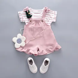Kläderuppsättningar 2st Söt småbarn Baby Girl T-shirtsuspender Shorts Outing Clothes Fashion Baby Set Duits No Shoes No Bag 230613