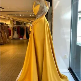 Nyårs eleganta gula lyxiga sjöjungfru aftonklänningar pärliga veck spetsapplikationer topp illusion prom klänningar satin ruched formell party klänning vestido de novia