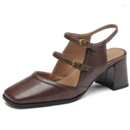 Klädskor baotou tjock häl spänne ihålig rem romerska sandaler retro stora zapatos tacon bajo mujeres elegante kvinnors singel