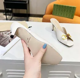 새로운 샌들 도착 2024 Patent Leather Thrill Heels 여성 독특한 디자이너 뾰족한 발가락 드레스 웨딩 신발 섹시 신발 문자 문자 문자