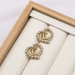 13 orecchini d'amore personalizzati di nuova moda con orecchini a forma di coppia di perle rosse intarsiate di diamanti per le donne