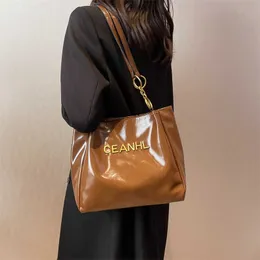 Bolso de mujer con patrón de cuero y alto 2023 Nuevo bolso de mano minimalista de un solo hombro para viajes de verano