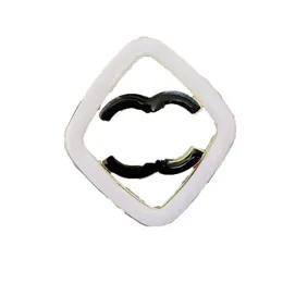 Marca Desinger Love Stamp Broche Liga de Cobre 18K Ouro 925 Banhado a Prata Jóias Pin Broches de Diamante Broches Celtas Vintage Feminino Vestido de Festa de Casamento