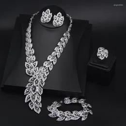 Catene Collana corta con clavicola di diamanti con borchie di piume esagerate europee e americane Set di quattro accessori da donna all'ingrosso