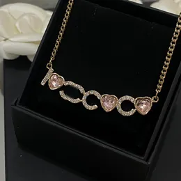 Lüks Tasarımcı Sevgililer Günü Chokers Kolyeler En Kalite 18K Altın Kaplama Kolye Kolye Marka Mektubu Pirinç Malzeme Kalp Kristal Takı Zinciri 45cm Kutu