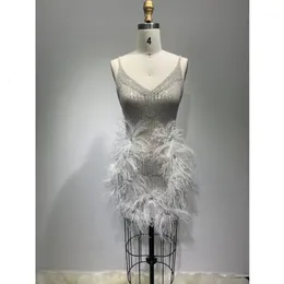 Podstawowe sukienki swobodne mini opakowanie modne sukienki Kobietowe luksusowe pióra Niski cekinowa sukienka kantarska seksowna sukienka w szyku w dekolcie sukienki urodzinowe 230615