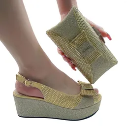 Sandaler Yellow Color Coming Italian Women Shoes and Bag Set med Platform Nigerian Lady Pumps For Garden Party Wedge Woman