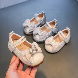 Första vandrare babyskor flicka med strass kronor småbarn bröllopsfest läder skor beige silver född paljetter flickor skor barn F11243 230614