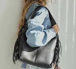 Novo padrão de couro bolsa feminina de ombro único de grande capacidade bolsa superior de lã com borla bolsa de costura nicho tendência bolsa 230615