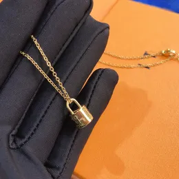 Collane con ciondoli firmati di marca di lusso mai sbiaditi Collane con ciondolo semplice in acciaio inossidabile placcato in oro Collana con ciondolo a forma di girocollo Accessori per gioielli a catena