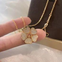 2023 lovely cute pendant Necklaces long gold thin stainless steel chain five diamonds shinny crystal hearts designer Women necklace with dust bag and box