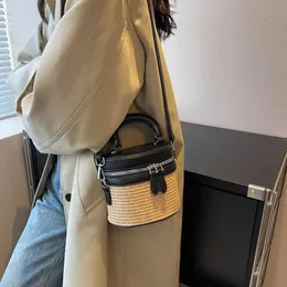 Strandväskor Kvinnor 2023 New Grass Woven Portable Bucket Bag Tidal and Simple Fashion Korean Single Shoulder Crossbody