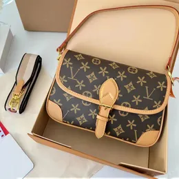 Luxurys M45985 كتف Diane Bag Mens أصلي الجلود M46386 حقائب اليد الكلاسيكية حمل القابض مصمم Womens Baguette Bag Bag Flip Duffel Crossbody أكياس