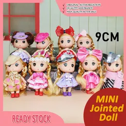Dollkroppar delar skickas en på slumpmässigt 9 cm mini 1 12 Multifärg hårprinsessa och kläder kan klä upp nyckelkedjehängen för flickor 230615