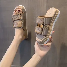 Chinelos de verão para mulheres moda alta qualidade versátil novo designer de solas grossas para usar sandálias de praia personalizadas confortáveis
