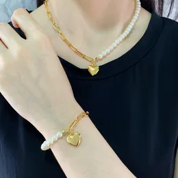 Nowy zaprojektowany Triomphe Pearl Love Wisian Naszyjnik w mosiądzu ze złotymi kobietami Ear Hoops Designer Jewelry HR563
