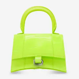 Omuz çantaları kum saati çanta tasarımcısı bayanlar parlak timsah kabartmalı zincir crossbody çanta moda derileri yarım ay görünüm rahat stil