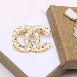 Designer dupla carta broche banhado a ouro mulheres homens clássico couro diamante broches pino metal moda jóias acessórios de alta qualidade 20style