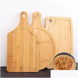 チョッピングブロックは、ハンドルを備えた丸い木製のカッティングボードキッチンの丸い木製のカッティングボードキッチンを片手にしっかりとした食物のピザパン