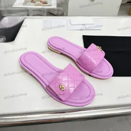 Designer kvinnors tofflor platta sandaler patent läder diamant kontrollera guld hårdvara metall c spänne justerbar fotbredd utomhus strandskor mule liten guldhäl 35-40