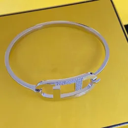 Pulsera de nicho de alta calidad, diseño de letras, diseñador de ambiente, pulsera de encanto de moda y atractiva, regalo de aniversario de fiesta