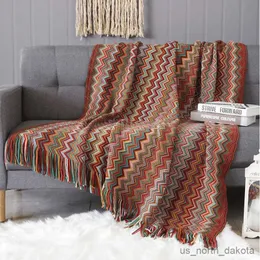 Оболочное вязаное вязаное одеяло одеяло с кисточками с кисточками для прохождения.