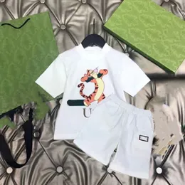 Em estoque 2-11 anos Conjuntos de roupas infantis de grife T-Shirt Conjunto de calças Impressão de marca Crianças 2 peças Roupas de algodão puro Bebê Meninos Menina Moda Appare