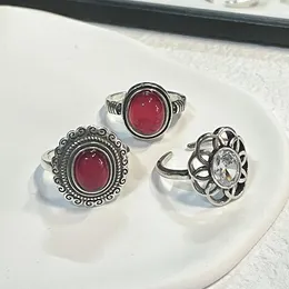 Обручальные кольца Винтажный овальный имитация рубиновый тайский серебряный цвет регулируется для женщин 2023 Творческие цветочные праздничные ювелирные украшения