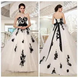 2019 Sweetheart Lace Appliques White and Black Gothic Wedding Dresses spets upp Back Bridal Glänningar Ribbon Long Garden Vestidos de Mar271q