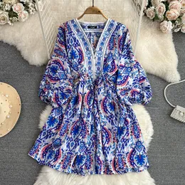 Casual Dresses French Women V-ringning Lång puffhylsa Slim Kort klänning Runway Paisley Print Single Breasted Butt Up Belt Mini Vestidos 2023