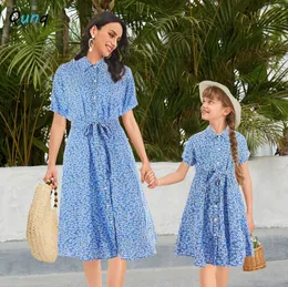 Família combina com roupas QUNQ Temperamento de verão Suff Beatfit Rounddown Collar Print Print Single Basted Shirt Dress Mom and Daughter Roupos 230619