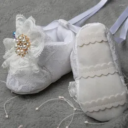 ファーストウォーカーカスタム洗礼真珠は、生まれた幼児の白いリボンの子供時代のキーパーセイクギフトのためのクリアクリスタルベビーシューズ