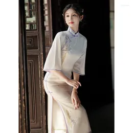 エスニック服スプリングホワイトヴィンテージチョンサム改善ハーフスリーブ女性イブニングドレス刺繍中国スタイルエレガントな長いキパオ
