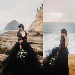 Sexy schwarze Strandhochzeitskleider 2020, tiefer V-Ausschnitt, Illusion, lange Ärmel, Spitzenoberteil, Tüllrock, Gothic, rückenfrei, Hochzeit, Brautkleider, 326T