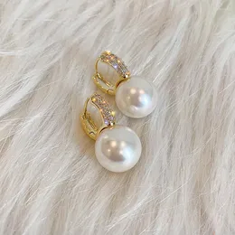 dangle earringsエレガントなかわいい本物の淡水真珠女性のための女の子クラシックスモールパールウェディング花嫁ハギーイヤリング