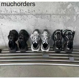 パリ3xlのお父さんの靴は黒と高く、バージョンは古くて汚れているようになります。男性用の靴と女性の愛好家は、太いゆっくりした靴の傾向を高めます