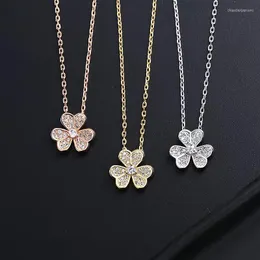 Collane con ciondolo Est Trend Collana di fiori a forma di design di lusso per le donne Catena di buona qualità Accessori per il collo delle ragazze in metallo Decorazione