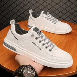 Frühling Neue männer Casual Kleine Weiße Schuhe Mode Roller Schuhe Sneaker Koreanische Version Leder Panel Männliche Schuhe Großhandel