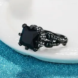 Anelli a grappolo Personalità Horror Anello con teschio di cristallo a otto artigli Moda Donna Intarsio Zircone nero Fascino Gioielli per feste di Halloween da donna