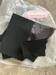 غلاف الهدايا 25x16+16 سم مخملية كلاسيكية أسود مع حروف Cbag غبار حقيبة الغبار حقيبة الغبار لغطاء الأزياء البوتيك تعبئة التعبئة
