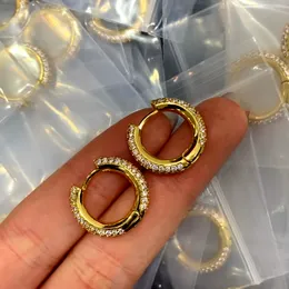 Nowe zaprojektowane triomfe łukowe kryształowe kolczyki z mosiądzu ze złotymi błyszczącymi kobietami Ear Hoops Designer Jewelry CE9000