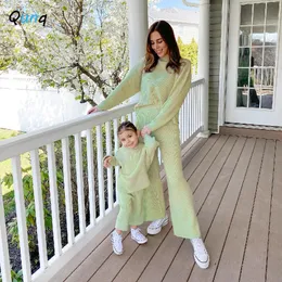 Familie Passende Outfits Qunq Frühling Parentchild Mode Rippe Solide O Hals Langarm Top Hosen 2 Stück Set Mutter Tochter kleidung 230619