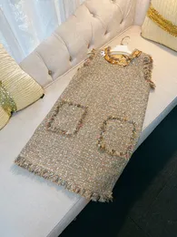 2023 Sommer Gold einfarbig getäfelte Quaste 5 Brosche Tweed Kleid ärmellos Rundhals Doppeltaschen kurze Freizeitkleider A3L183335