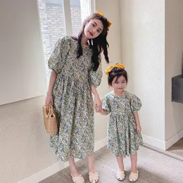 Aile Eşleşen Kıyafetler Parentchild Wear Summer Girlfloral Etek Anne ve Kadınlar Prenses Elbise Anne Me Giyim Robes 230619