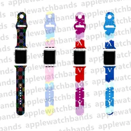 Designer-Apple-Watch-Armband für Apple Watch-Serie 8, 7, 3, 4, 5, 6 Ultra, 38 mm, 42 mm, 44 mm, 49 mm, iWatch-Bänder, Luxus-Sport-Silikon, Farbdruck, Nieten, Smart Straps