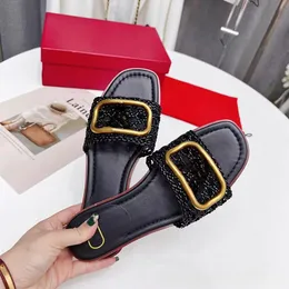 Deri düz taban terlikleri yaz yeni tarzı metal dekorasyon tasarımcı ayakkabıları kadın perçinler için bir kelime sıradan terlik düz terlikleri dişi sandalet fabrika ayakkabı