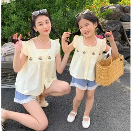 Family Matching Outfits Mother Daughter Set Summer 2023 French Embroidered Shirt Lace Jeans 2 Pcs Parentchild Wear 1 To 12 Y Girls Clothes Kids 230619