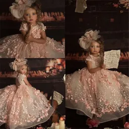 2023 Sevimli Kız Pageant Elbiseleri Mücevher Boyun 3D Çiçek Aplike Boncuklu Çiçek Kız Önlükleri Kısa Kollu Açık Swear Sweap Train Doğum Günü önlükleri
